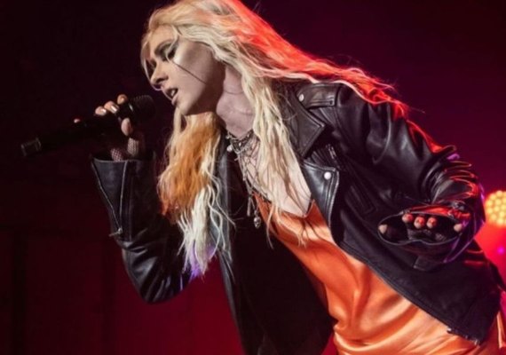 Taylor Momsen é mordida por morcego em show de turnê do AC/DC; veja vídeo