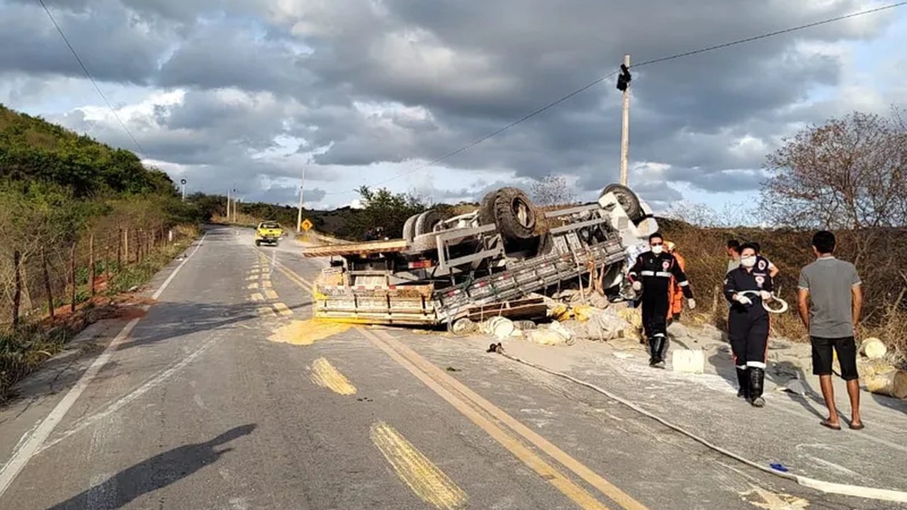 Capotamento mata mulher e deixa homem ferido na Serra das Pias
