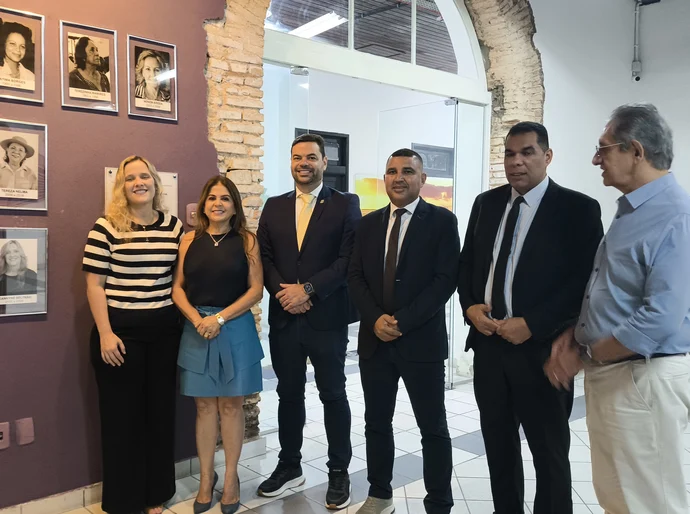 Vereadora Jeannyne Beltrão posiciona sua foto na Galeria Lilás da Câmara Municipal