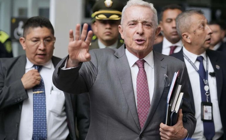 Em processo criticado pelos EUA, ex-presidente da Colômbia é condenado a 12 anos de prisão