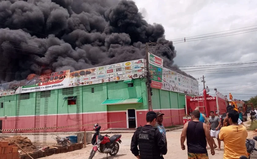 Fogo consome fábrica e atinge casas em Arapiraca