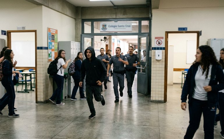 Suspeito em fuga invade Colégio Santa Cruz durante o horário de aulas