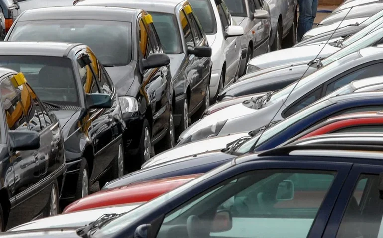 Hertz começará a vender carros usados pela Amazon nos EUA