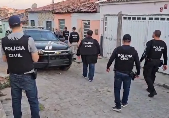 Polícia cumpre mandados e prende suspeito durante operação contra facção em Santana do Ipanema