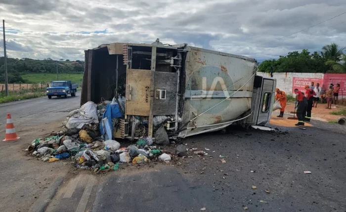 Caminhão de lixo tomba na AL-115 e deixa uma pessoa ferida