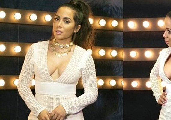 Anitta leva decote ao limite para apresentar programa