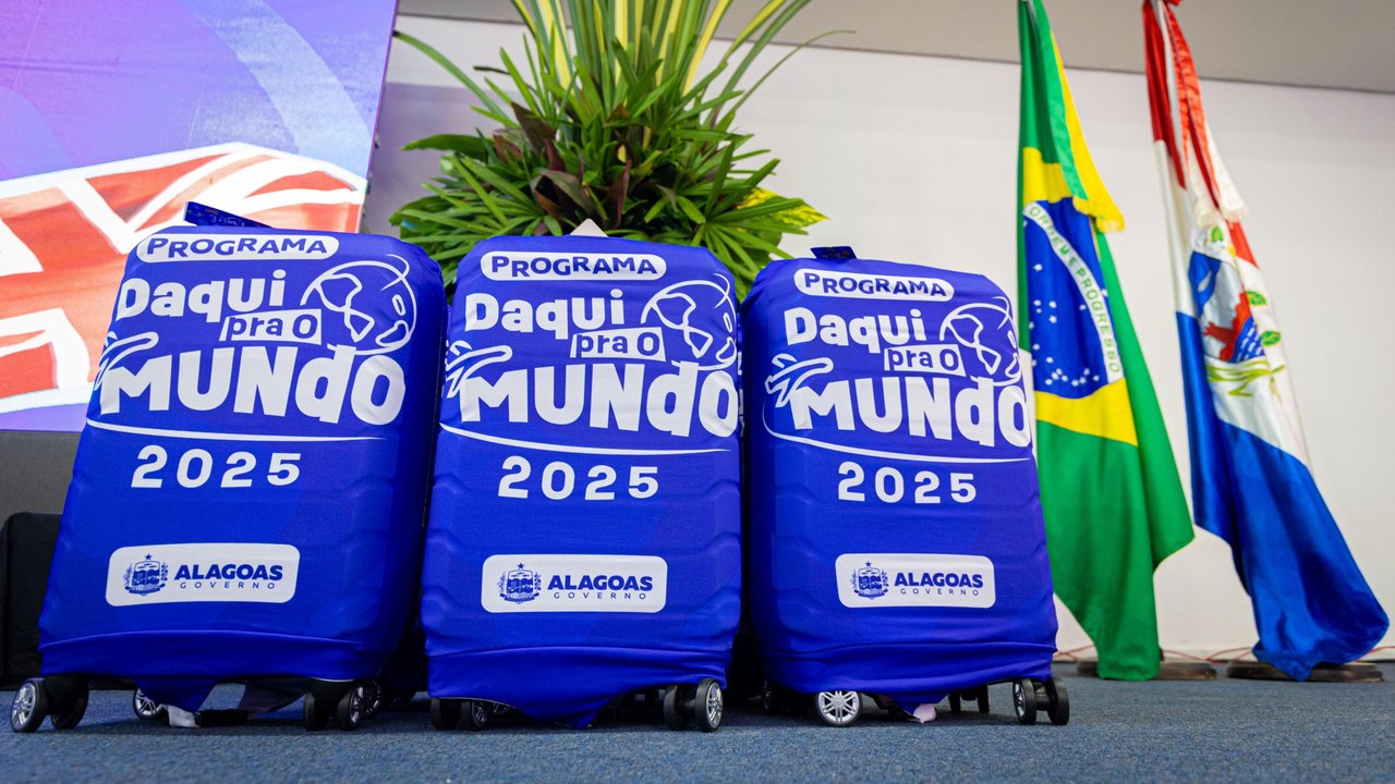 Estudantes do programa “Daqui Pro Mundo” recebem kits para intercâmbio na Inglaterra nesta quarta-feira