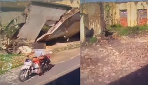 Motociclista trafegava pelo local quando por pouco não foi atingido por destroços de casa que desabou. Foto: Reprodução.