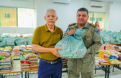 PM distribui 1,5 tonelada de alimentos arrecadados durante vendas de abadás do Bloco Vulcão