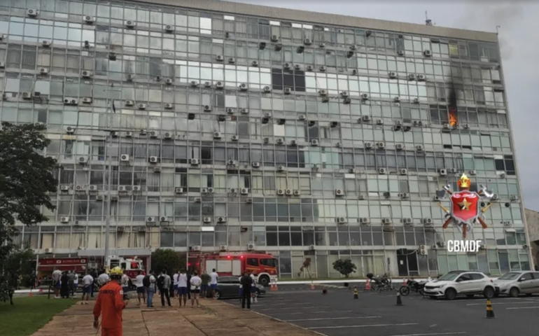Incêndio atinge 6º andar do prédio do Comando da Marinha em Brasília