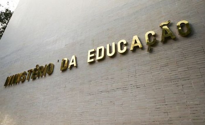 Fies financia a graduação de estudantes matriculados em cursos presenciais não gratuitos em faculdades privadas