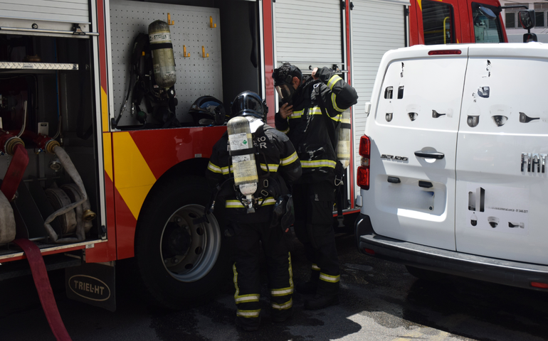Bombeiros controlam incêndio em apartamento no Vergel