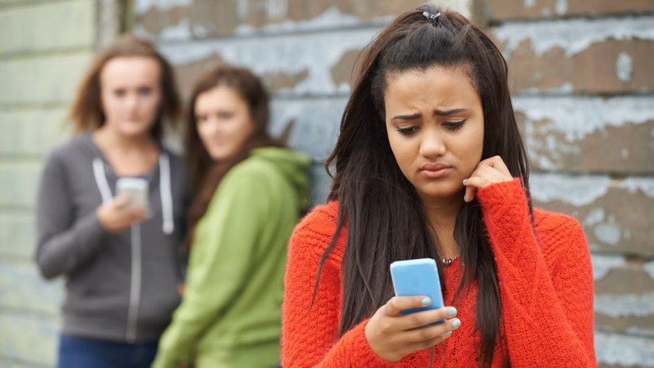 Cyberbullying e exposição nas redes acendem alerta para saúde mental