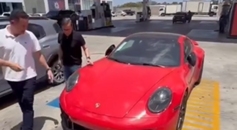 Vídeo registra entrega de carro de luxo ao vencedor / Foto: Reprodução