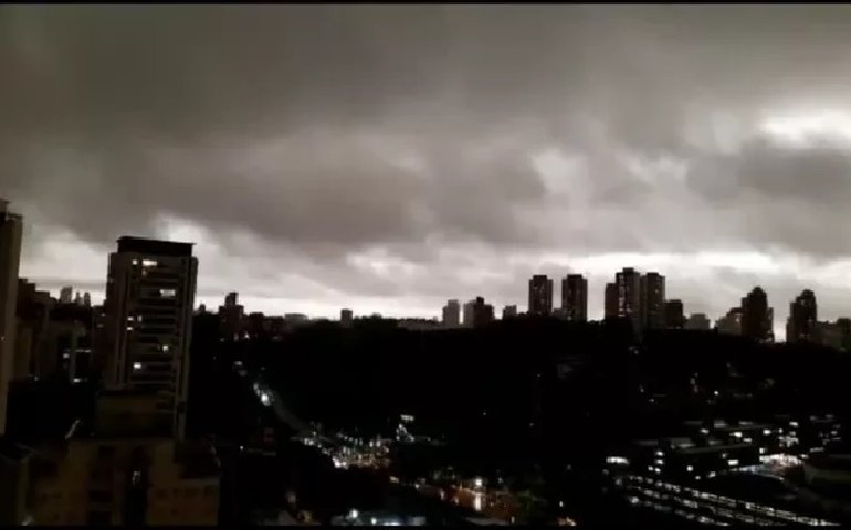 Tempo fecha e dia vira noite em São Paulo; veja a previsão para o fim de semana
