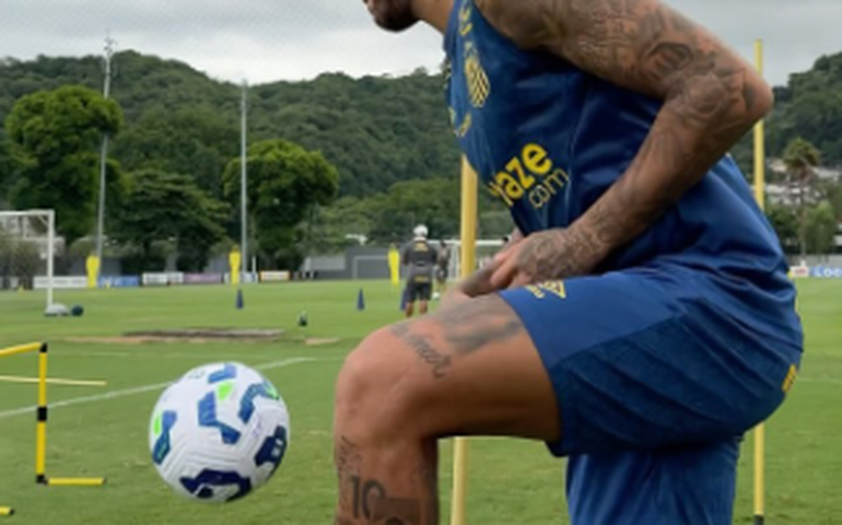 Santos volta aos treinos de olho no Vasco e Neymar faz a alegria de visitantes da Apae no CT