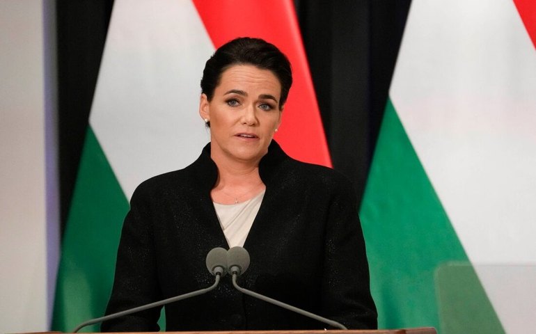 Presidente a Hungria renuncia após controverso perdão em caso de abuso infantil