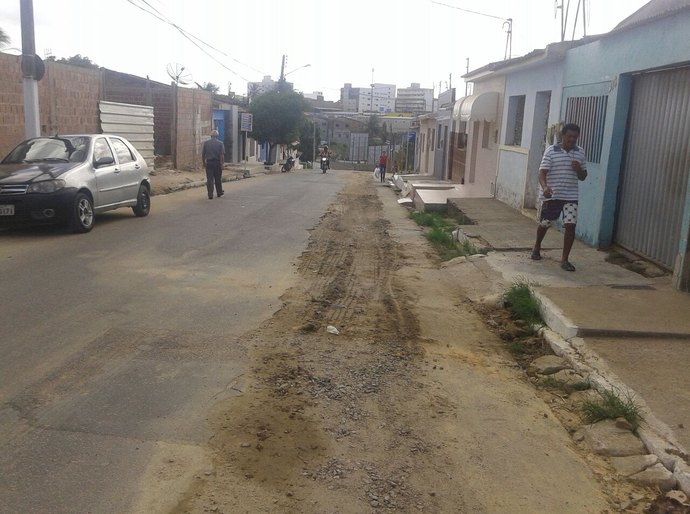 Prefeitura retira entulhos de ruas que já receberam esgotamento sanitário em Arapiraca