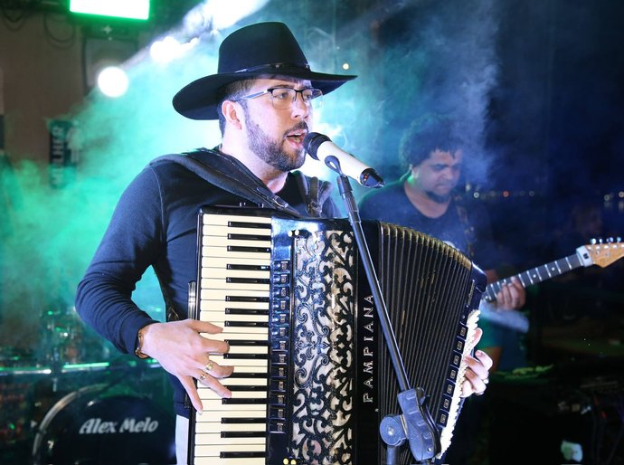 Cantor Victor Jordão será atração do Arraiá do Comerciário em Arapiraca