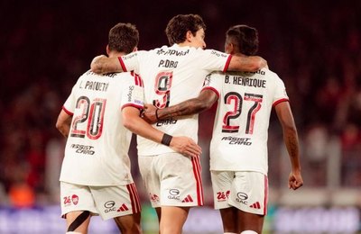 Sob olhar de Ancelotti, Flamengo marca no fim e empata com o Athletico-PR