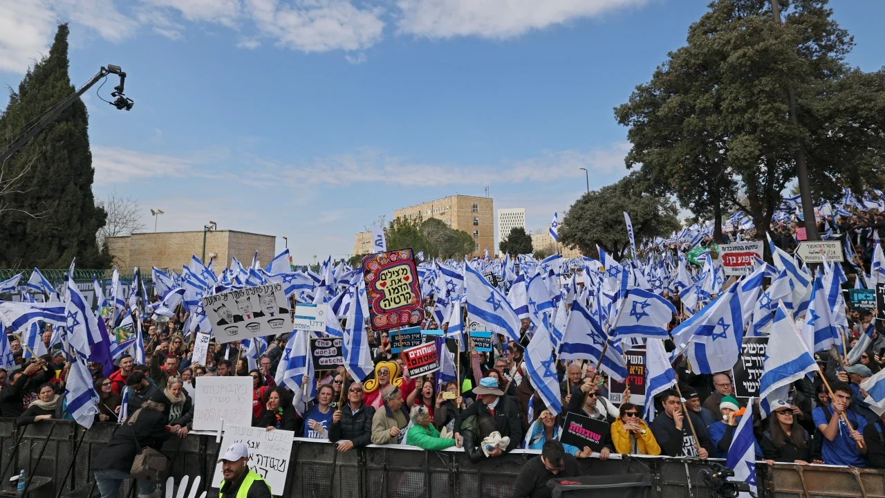 Em Israel, médicos protestam contra reforma judicial