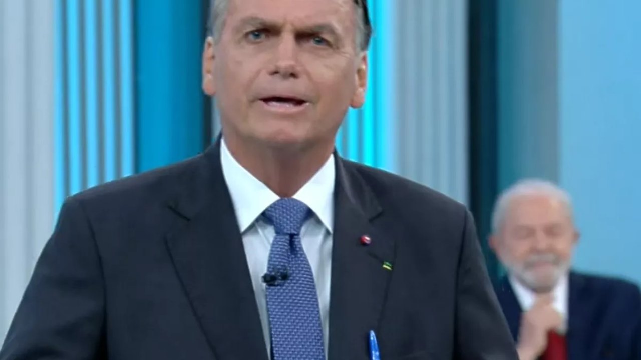 Bolsonaro exalta redução do ICMS dos combustíveis e Lula o acusa de ‘covardia’