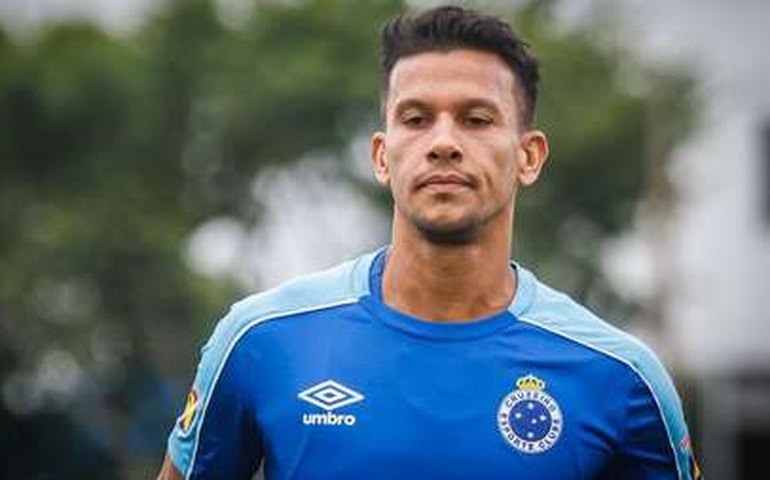 Após acidente, Henrique retoma treinos em casa com fisioterapeuta do Cruzeiro