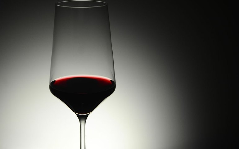 Quase inevitável nas celebrações, bebidas alcóolicas causam danos