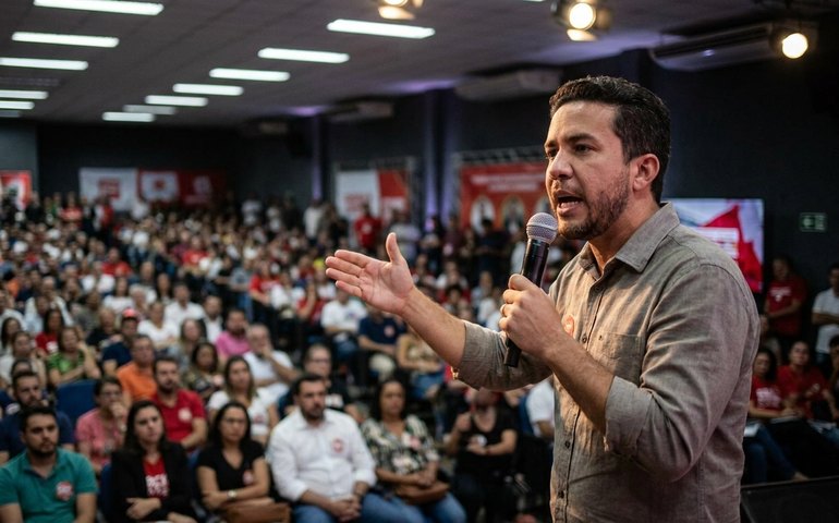 Janones orienta militância a ‘criar versão dos fatos’ em evento do PT