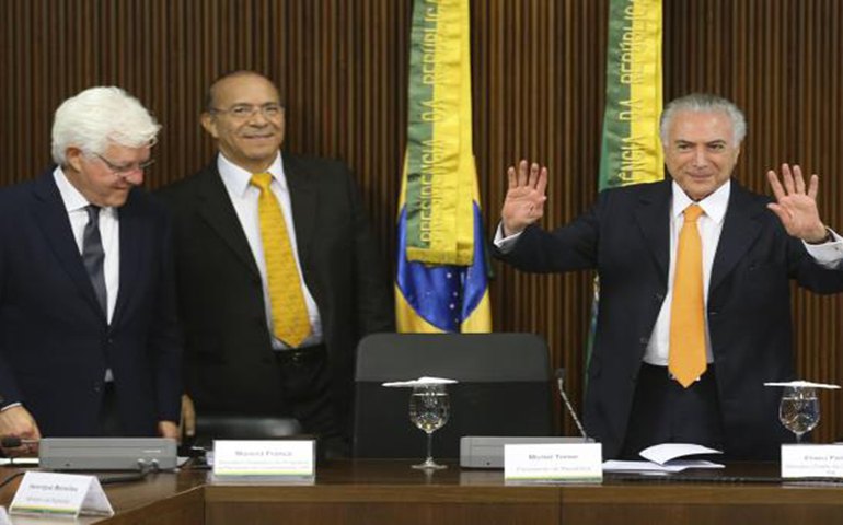 Concessões iniciais incluem aeroportos, rodovias, ferrovias e campos de petróleo