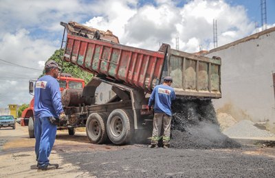 Prefeitura de Maceió leva mais de 6 mil toneladas de asfalto para vias nos primeiros 100 dias do ano
