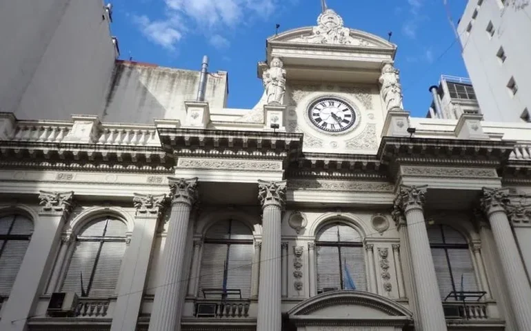 BC argentino recua em desmonte do 'cepo cambial' e volta a impor restrição à compra de dólar