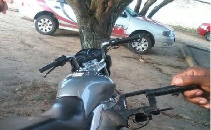 PM apreende arma de fogo e moto roubada