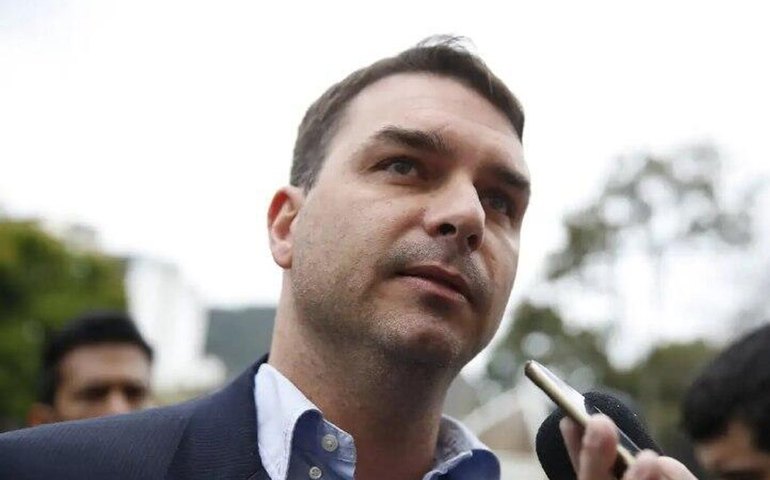 Flávio Bolsonaro ganha força e altera cálculos do Centrão após pesquisa Quaest