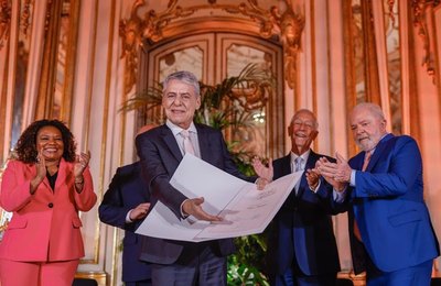 Lula assina e entrega diploma do Prêmio Camões a Chico Buarque