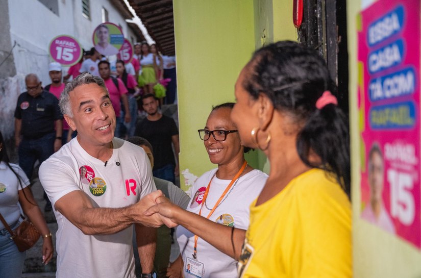 Rafael Brito visita Grota da Amizade e ouve queixas sobre falta de assistência para crianças autistas