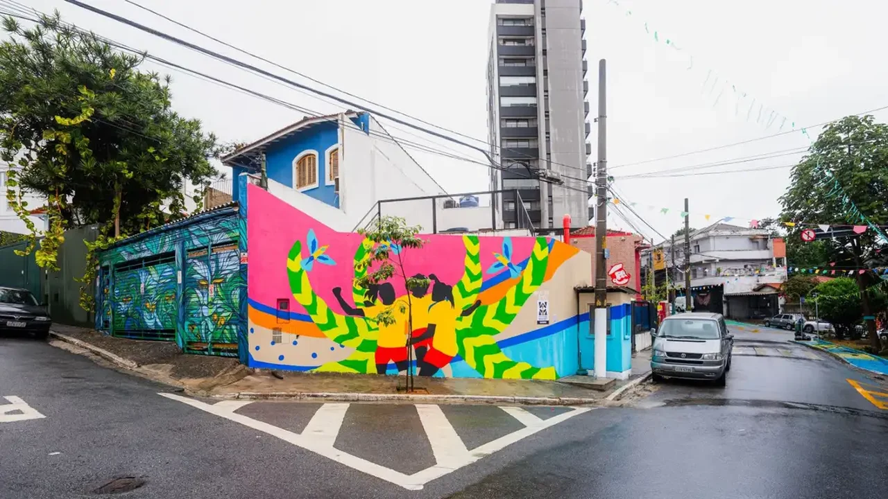 Mural em São Paulo celebra futebol feminino a um ano da Copa no Brasil
