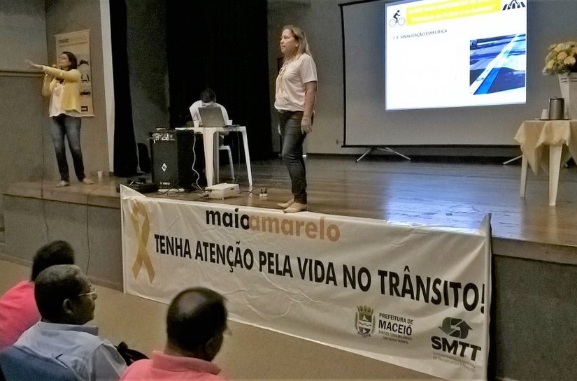 Maio Amarelo: Palestra orienta motoristas de ônibus