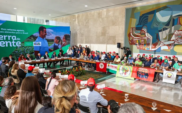 Governo anuncia plano para assentar 295 mil famílias até 2026