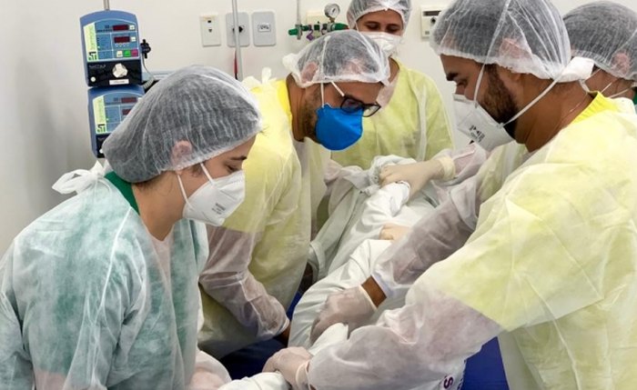 Equipe hospitalar faz procedimento em paciente com covid-19