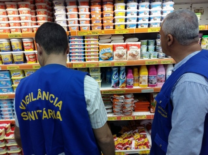 Vigilância Sanitária fiscaliza aplicação de novos rótulos em alimentos