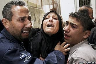 Palestinos choram durante funeral de cinco familiares mortos durante operação do Exército de Israel, no norte de Gaza