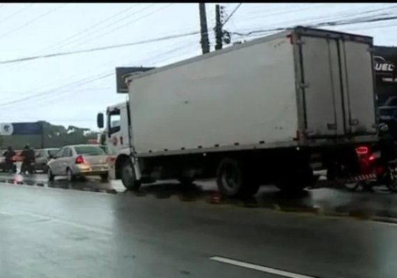Casal morre em colisão entre moto e caminhão em Maceió