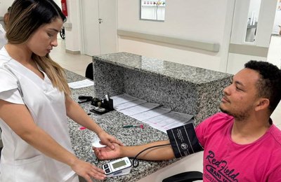 Aferir pressão em casa exige atenção e técnica correta, orienta profissional do Hospital do Coração Alagoano