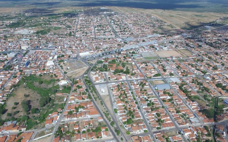 Casal trabalha para regularizar abastecimento em Delmiro Gouveia