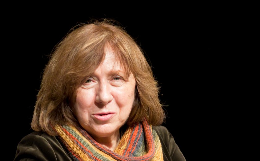 Nobel de Literatura, Svetlana Alexievich compara Putin a Hitler e faz alerta sobre 'guerra mundial'