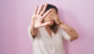 blonde-woman-standing-pink-background-covering-eyes-with-hands-doing-stop-gesture-with-sad-fear-expression-embarrassed-negative-concept / Foto: Foto: Ilustrativa Freepik