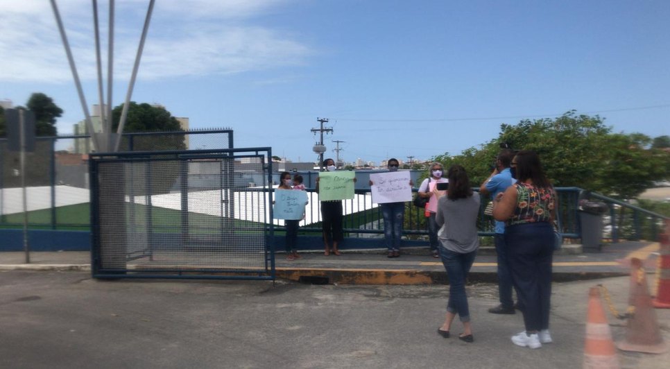 Pacientes oncológicas protestam na porta do Hospital Universitário
