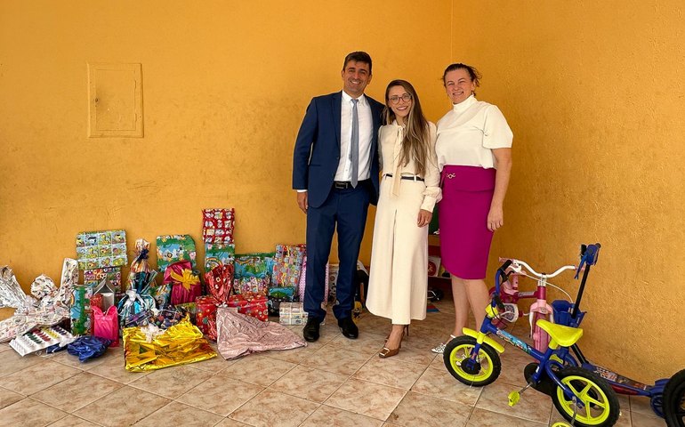 Crianças da Casa de Acolhimento de Delmiro Gouveia recebem doação de brinquedos