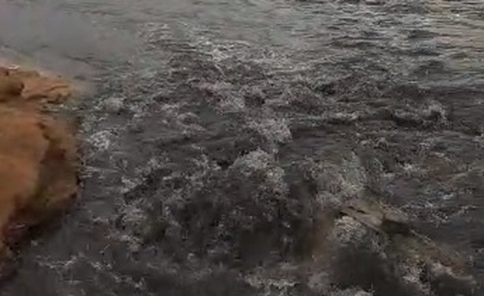 Vídeo flagra enxurrada de esgoto sanitário caindo no mar da Jatiúca